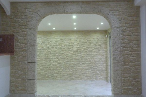 Mur intérieur avec arcade en aspect pierre à Nice