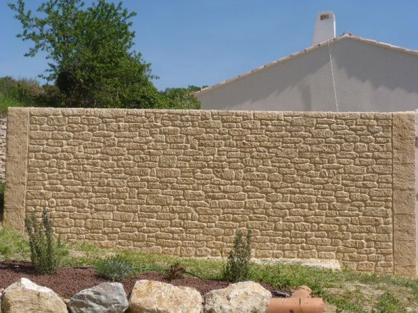 Mur en pierre de chaux à Vernegues