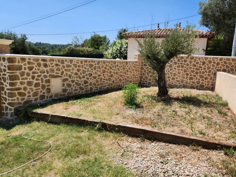 Mur en pierre reconstituée à Draguignan